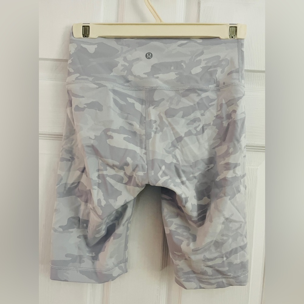 Lululemon Wunder Under High Rise Bike Shorts Size 6 White and Grey Camo 9”